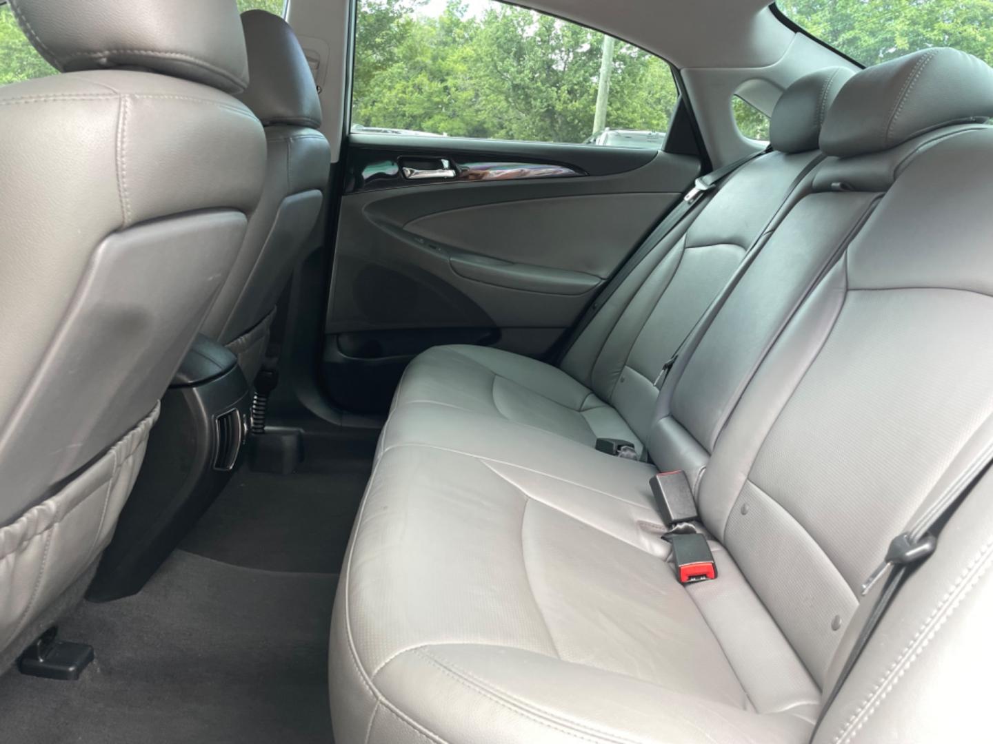 2013 SILVER HYUNDAI SONATA SE (5NPEC4AC6DH) with an 2.4L engine, Automatic transmission, located at 5103 Dorchester Rd., Charleston, SC, 29418-5607, (843) 767-1122, 36.245171, -115.228050 - Clean Interior with Leather, Double Sunroof, Navigation, Backup Camera, CD/AUX/Sat/Bluetooth, Dual Climate Control, Power Everything (windows, locks, seats, mirrors), Heated Seats, Push Button Start, Keyless Entry, Alloy Wheels. Local Trade-in!! Located at New Life Auto Sales! 2023 WINNER for Post - Photo#14